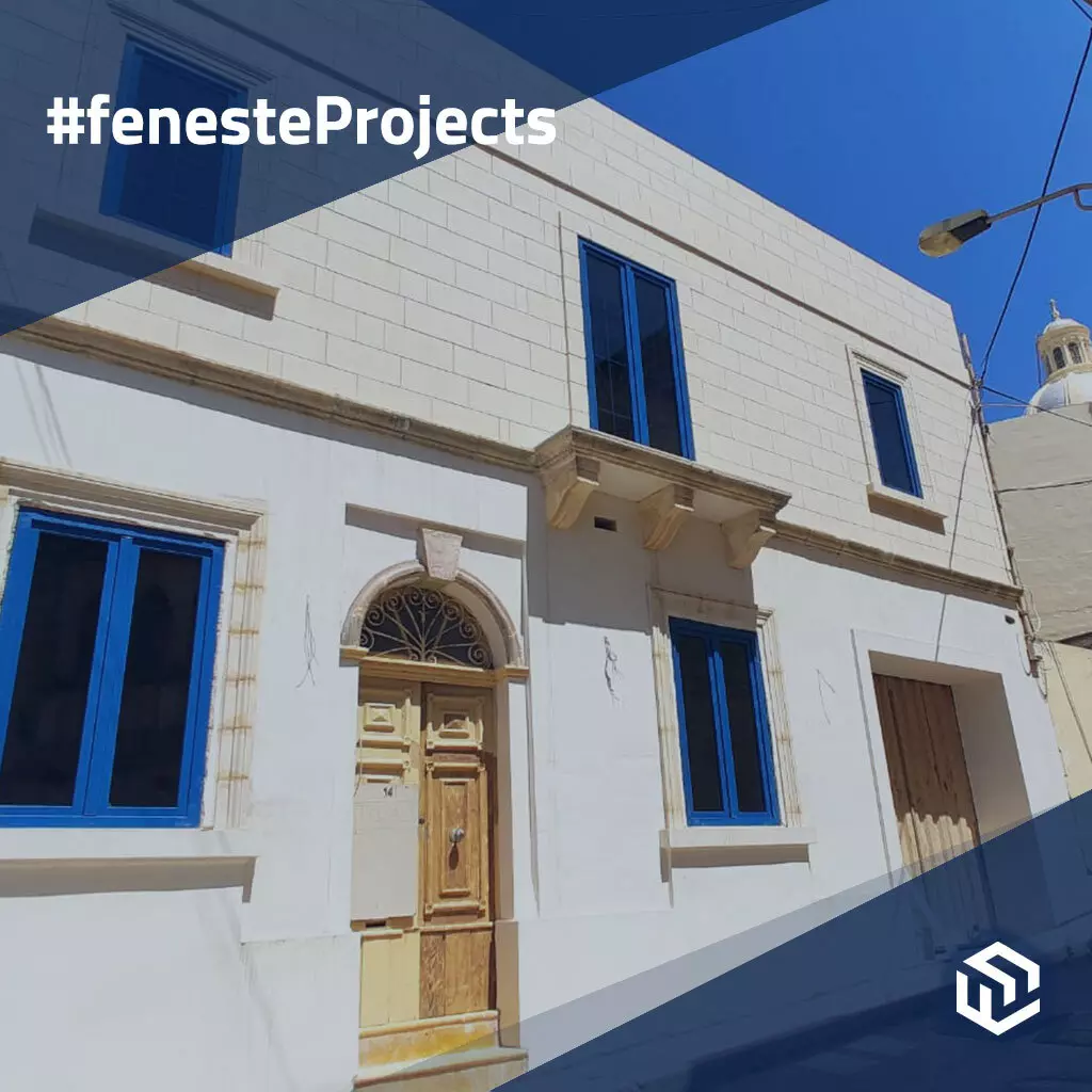 Une maison de ville ensoleillée à Malte produits fenetres-en-bois    